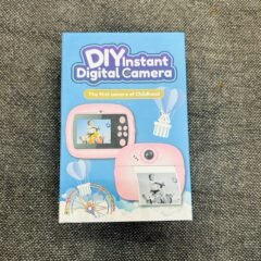 The same blue box seen straight on, its front filling the frame: the product name, a pink camera and a fairground wheel drawn under a hot-air balloon.